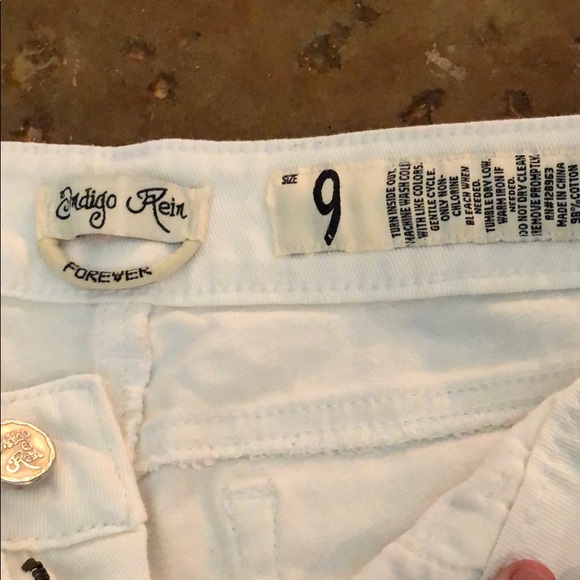 White distressed jean shorts size 9 - Picture 2 of 4